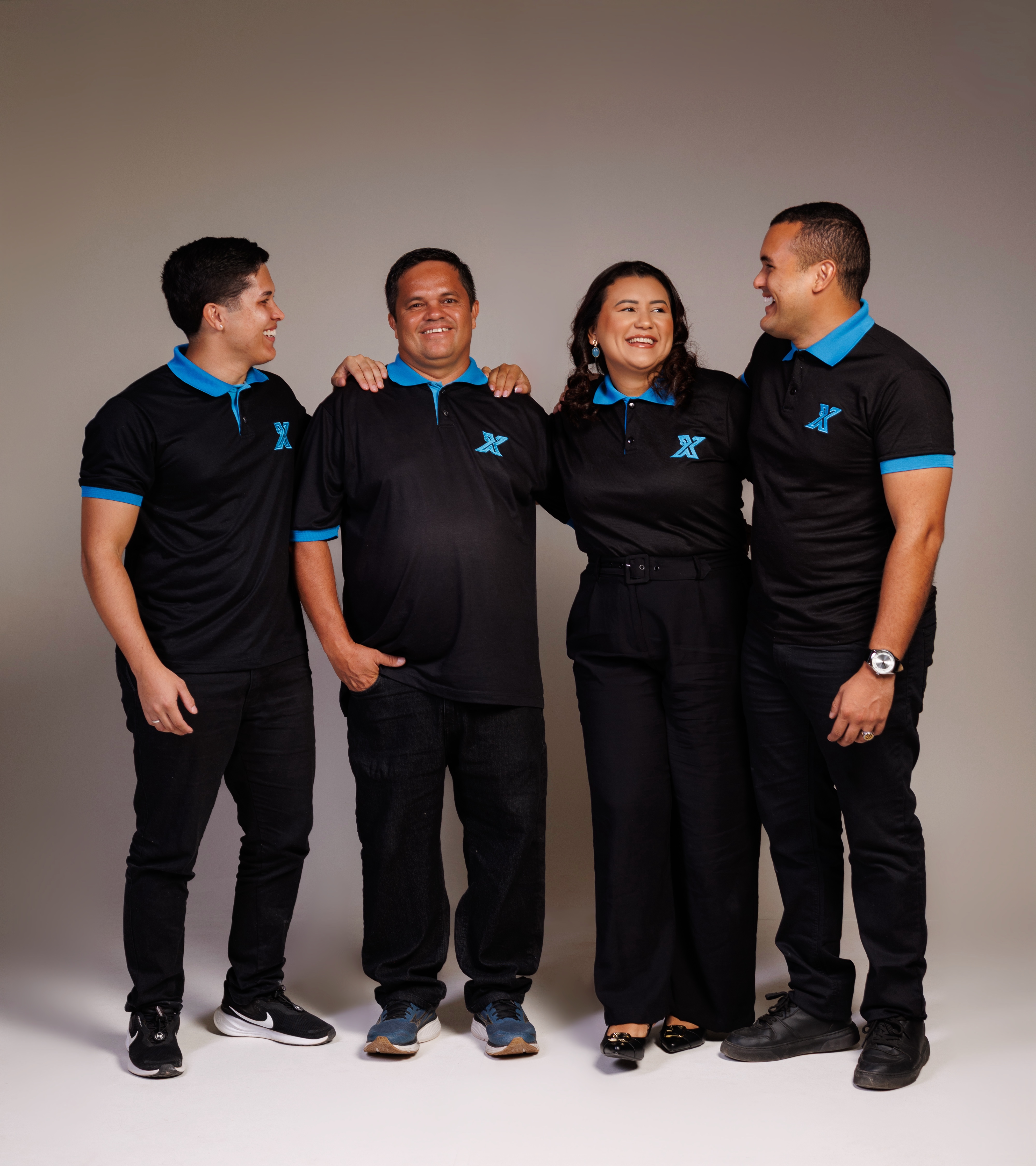 A família Extra Serviços conversando descontraidamente em estúdio